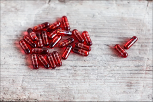 capsules rouges akerbiomarine avec de l'huile