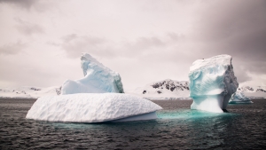 Iceberg sur l'eau