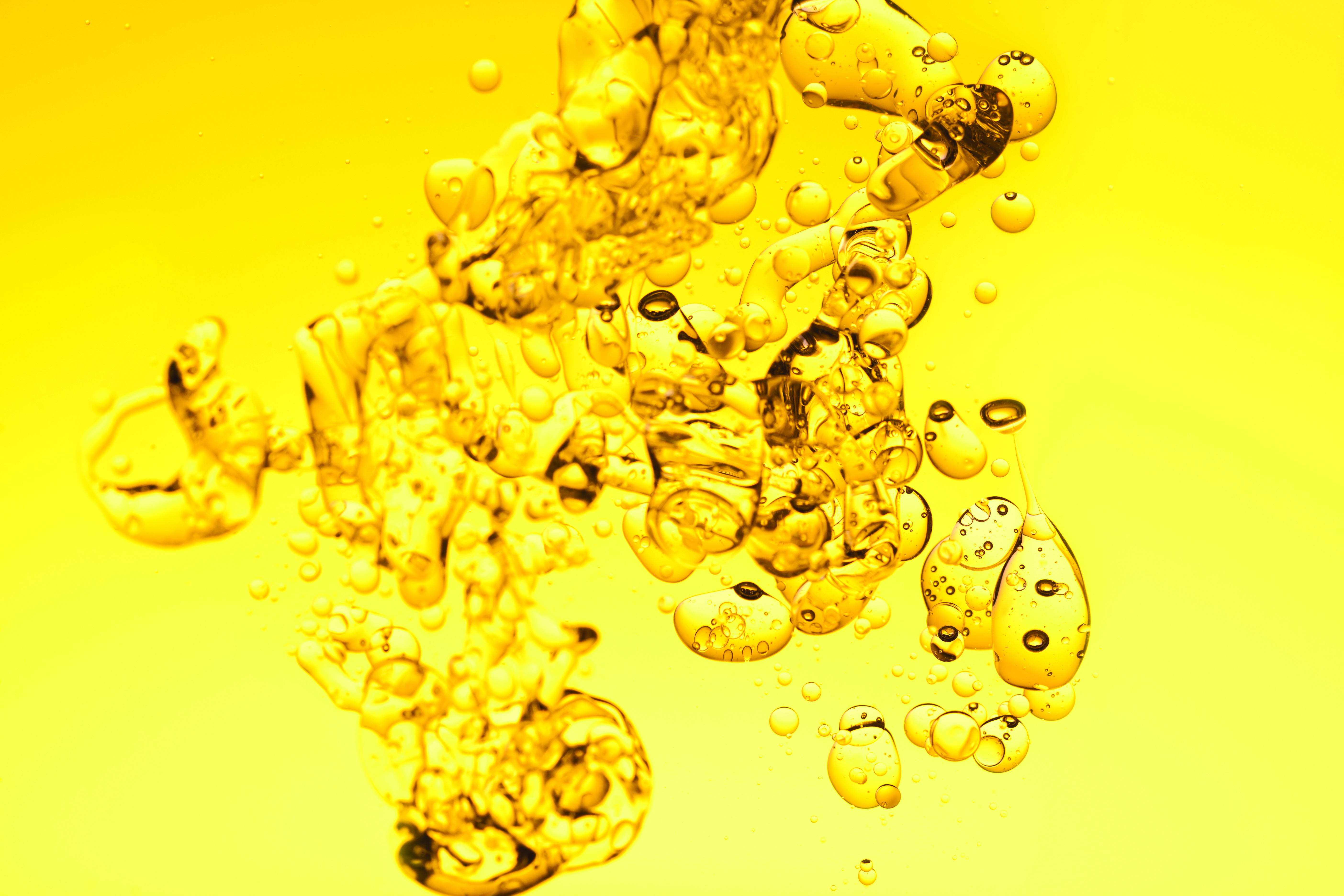Желто коричневая вода. Yellow Oil. Желтый фон вода. Моторное масло текстура. Желтый фон масло.